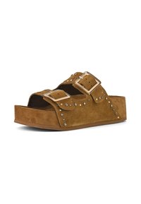 Sandales à plateforme en suède marron avec des brides à double boucle et des clous argentés le long des côtés et sur le dessus. Design ouvert sur le devant avec une finition texturée.