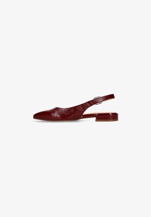 Dame lage slingback schoen van bordeaux lakleer met spits toelopende neus en lage blokhak.