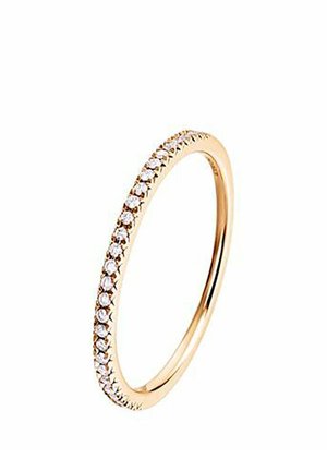 Anillo delgado de oro con una fila continua de pequeñas piedras preciosas blancas redondas colocadas a lo largo de la banda sobre un fondo blanco.