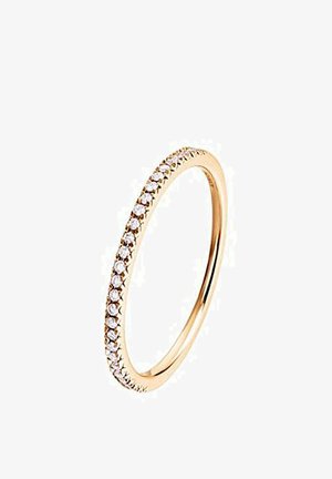 Anillo delgado de oro con una fila continua de pequeñas piedras preciosas blancas redondas colocadas a lo largo de la banda sobre un fondo blanco.