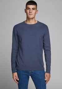 Jack & Jones JJEBASIC CREW NECK NOOS - Striktrøje - blue