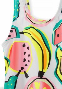 Tissu sans manches avec des motifs fruités colorés de style dessin animé, comprenant une banane, une pastèque, une poire et des tranches d'agrumes sur fond blanc.