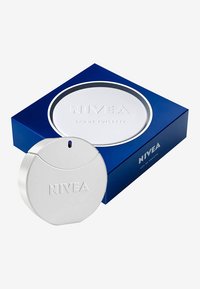 Runder, weißer NIVEA Eau de Toilette Flakon mit passendem blau-weißen Markenbox auf einem weißen Hintergrund.