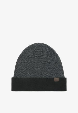 Donkergrijze gebreide beanie met een zwarte omgeslagen rand en een klein bruin label aan de rechterkant van de rand.