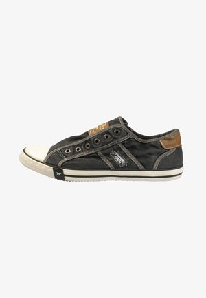 Schwarzer niedriger Segeltuch-Sneaker mit weißer Gummizehenschutzkappe, braunem Leder-Fersenstück und Metallösen, seitlich auf weißem Hintergrund dargestellt.