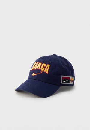 Granatowa czapka z haftem "BARÇA" w żółtym i czerwonym kolorze, Nike swoosh poniżej oraz logotypy FC Barcelona i Nike na bocznej łatce.