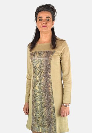 Vestido beige de manga larga con una zona de hombros lisa y texturada y una sección media con un estampado de piel de serpiente. La parte superior es lisa, mientras que la inferior tiene un patrón.