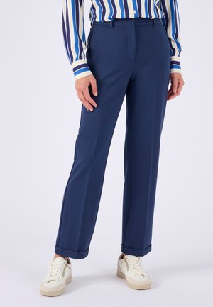 Navyblauwe, op maat gemaakte broek met een rechte pasvorm, met een gladde textuur en zijzakken, gestyled met een omslag aan de zoom.