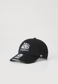 Must kottanist baseballi müts musta värviga ja kõverate servadega. Esiküljel on brodeeritud "Daytona 500" logo ja aasta 2023. Tagaküljel on reguleeritav rihm.