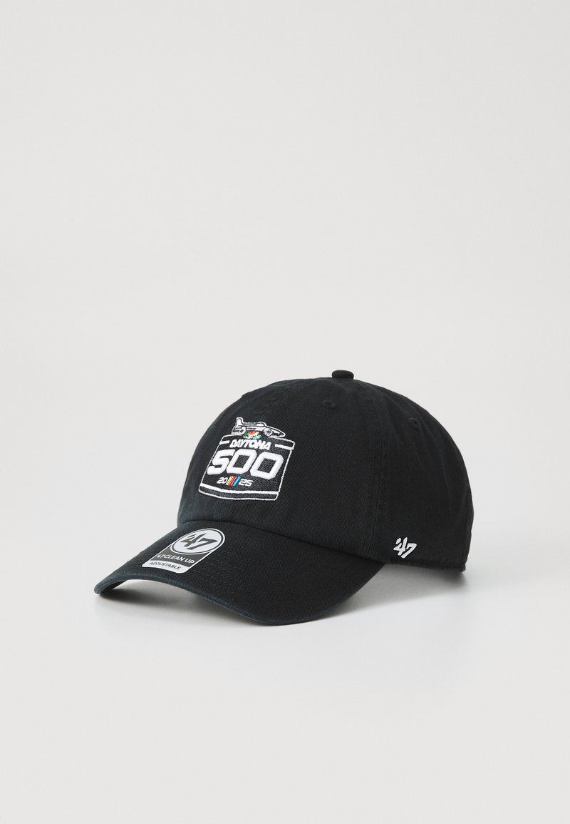 Must kottanist baseballi müts musta värviga ja kõverate servadega. Esiküljel on brodeeritud "Daytona 500" logo ja aasta 2023. Tagaküljel on reguleeritav rihm.