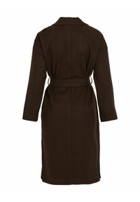 Manteau long marron en tissu doux, avec une taille ceinturée, des manches larges et un col cranté, doté d'un dos droit et de fentes latérales.