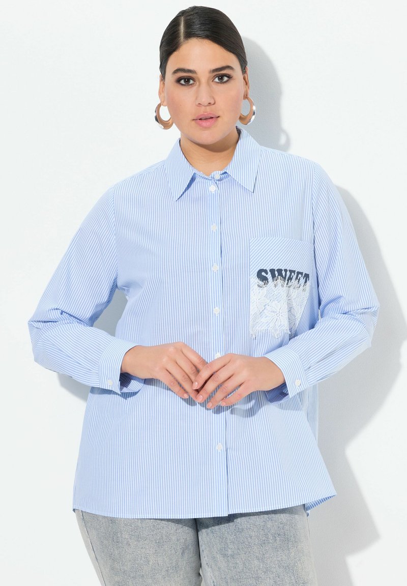 Camisa a rayas azul y blanca con cuello abotonado, mangas largas, un bolsillo con encaje y el texto "SWEET" en negro.
