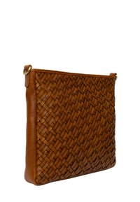 Clutch in pelle marrone con motivo a cestino intrecciato, anelli dorati negli angoli superiori e pannelli laterali lisci, angolato su sfondo bianco.