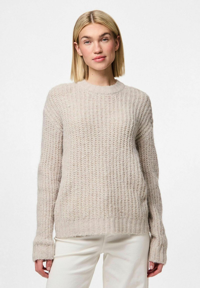 Lichtbeige gebreide sweater met een gestructureerd patroon, geribbelde ronde hals en lange mouwen. Gemaakt van zachte, warme garen.