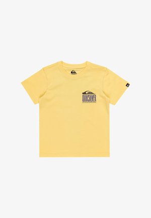 Camisa de algodón amarilla con mangas cortas y cuello redondo. Presenta un logo azul de Quiksilver impreso en el área del bolsillo del pecho.