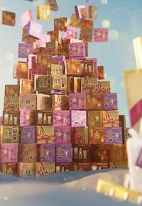 Ułożone stosy produktów do pielęgnacji skóry Nuxe w różowym i złotym opakowaniu, o różnych kształtach i fakturach, na tle miękkiego, śnieżnego tła.