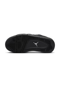 Semelle en caoutchouc noir de sneaker avec un motif de grip texturé. Comprend un logo Jumpman visible en argent et des éléments de design courbés.