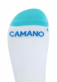 Calzino bianco con punta turchese, caratterizzato da scritte blu "CAMANO". Realizzato in un materiale testurizzato, progettato per comfort e vestibilità.