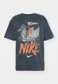 Dunkelblaues Baumwoll-T-Shirt mit einer Grafik eines geflügelten Pferdreiters mit einem Basketball, großem orangefarbenem "NIKE"-Text und einem kleinen weißen Logo.