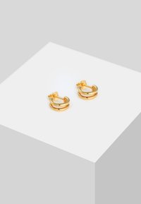 Guld hoops øreringe med et lagdelt design, der har en poleret finish og en glat tekstur. De har en sikker lukning for nem brug.