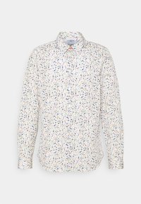 Chemise blanche à manches longues avec petit motif abstrait multicolore, devant boutonné et col pointu sur fond uni.