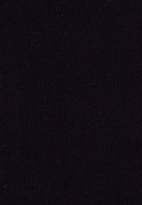 Svart tyg med ribbad textur, prydd med smala vertikala linjer. Materialet verkar elastiskt och slätt, lämpligt för olika användningsområden.