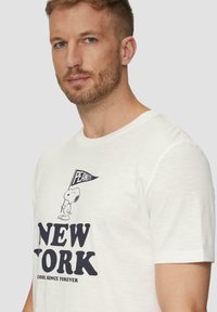 s.Oliver MIT PEANUTS-MOTIV UND FLAMMGARNSTRUKTUR - T-shirt print - weiß