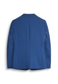 Blazer blu su misura con rever a punta, spalle strutturate e finish in tessuto liscio. Presenta una fessura singola sul retro.