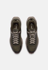 Olijfgroene sneakers met geperforeerd mesh en rubberen accenten. Voorzien van grijze veters, een gevoerde kraag en een dikke, lichte zool.