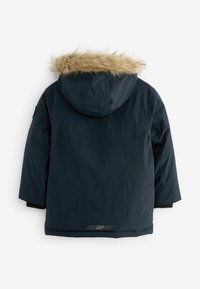 Parka blu navy con cappuccio foderato in pelliccia, caratterizzata da una finitura opaca, polsini a coste e un dettaglio riflettente sull'orlo. Vista posteriore mostrata.