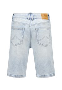 Vaaleansiniset farkkushortsit, joissa on suora leikkaus. Shortseissa on kaksi takataskua ja nahkaleima vyötäröllä. Kankaassa on haalistunut tekstuuri.