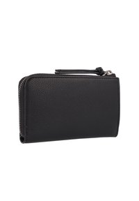 Billetera de cuero negro con acabado texturizado, cierre de cremallera y un diseño delgado. Presenta una correa de muñeca y acentos de hardware mínimos.