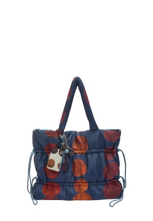 Niebieska torba na ramię z dużymi czerwonymi i pomarańczowymi kropkami, regulowanymi bokami ze ściągaczem, wyściełanymi uchwytami oraz ozdobnym breloczkiem z metką w kropki.