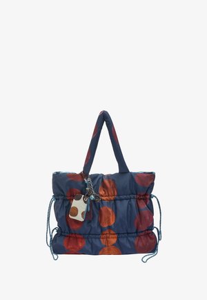 Niebieska torba na ramię z dużymi czerwonymi i pomarańczowymi kropkami, regulowanymi bokami ze ściągaczem, wyściełanymi uchwytami oraz ozdobnym breloczkiem z metką w kropki.