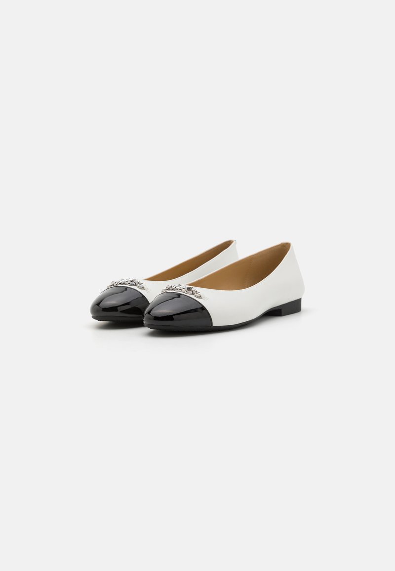 Bailarinas de charol negro con puntera blanca de cuero, que presentan acentos metálicos decorativos en la punta. Textura suave.