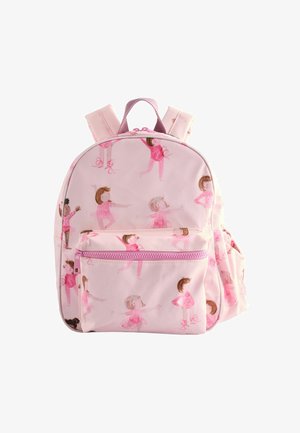 Piccolo zaino rosa con tasca frontale con cerniera, decorato con illustrazioni di bambine che ballano con costumi da balletto rosa.
