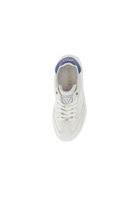 Sneaker bianco con accenti blu e logo "GUESS" dorato. Presenta punta rotonda, chiusura con lacci e dettagli testurizzati sui lati.