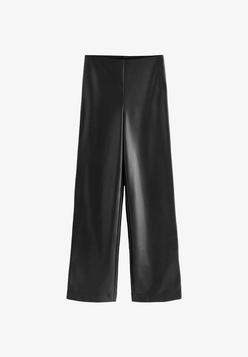 Pantaloni negri, cu croi larg, din piele ecologică netedă, cu talie plată și detalii cu cusătura pe centru, având o croială confortabilă și fără buzunare.