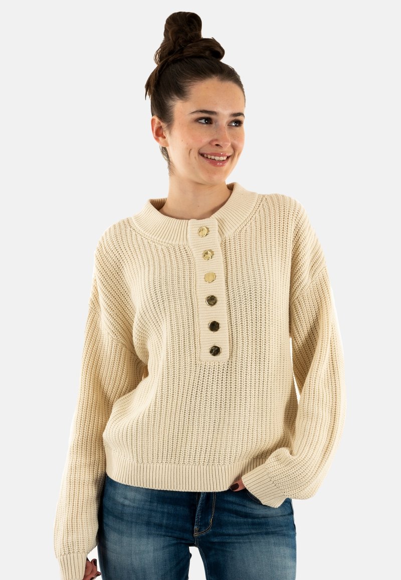 Maglione in maglia color crema con ampio colletto e patta con cinque bottoni. Presenta un tessuto a trama e orlo e polsini a coste.
