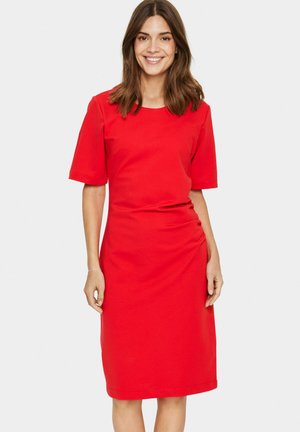 Rotes Kleid aus glattem Stoff, mit kurzen Ärmeln, einem klassischen Rundhalsausschnitt und einer taillierten Silhouette, die an der Taille betont wird.