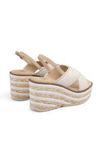 Sandali con zeppa, upper in tessuto intrecciato, colore beige, e piattaforma in juta a righe bianche. Cinturino alla caviglia regolabile con fibbia.