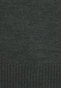 Tessuto lavorato a maglia grigio scuro con una superficie liscia e uniforme e dettagli a coste all'orlo inferiore, che mostravano un motivo coerente in tutto il tessuto.