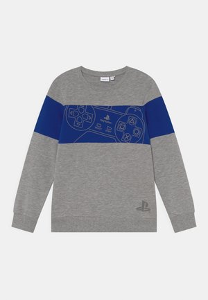 Grijze trui met een blauwe horizontale streep en een PlayStation-controller in blauw op de voorkant. Geribbelde manchetten en zoom.