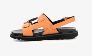 Oranje leren sandaal met verstelbare band, voorzien van een solide zwarte rubberen zool en een gestructureerde voetbed. Minimalistisch ontwerp met uitsnijdingen.