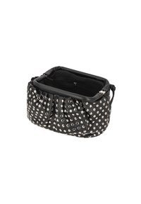 Schwarze Lederhandtasche mit silbernen Nietenakzenten, gerafftem Design und geräumigem Innenraum mit Reißverschlusstasche. Abgerundete Form und weiche Textur.