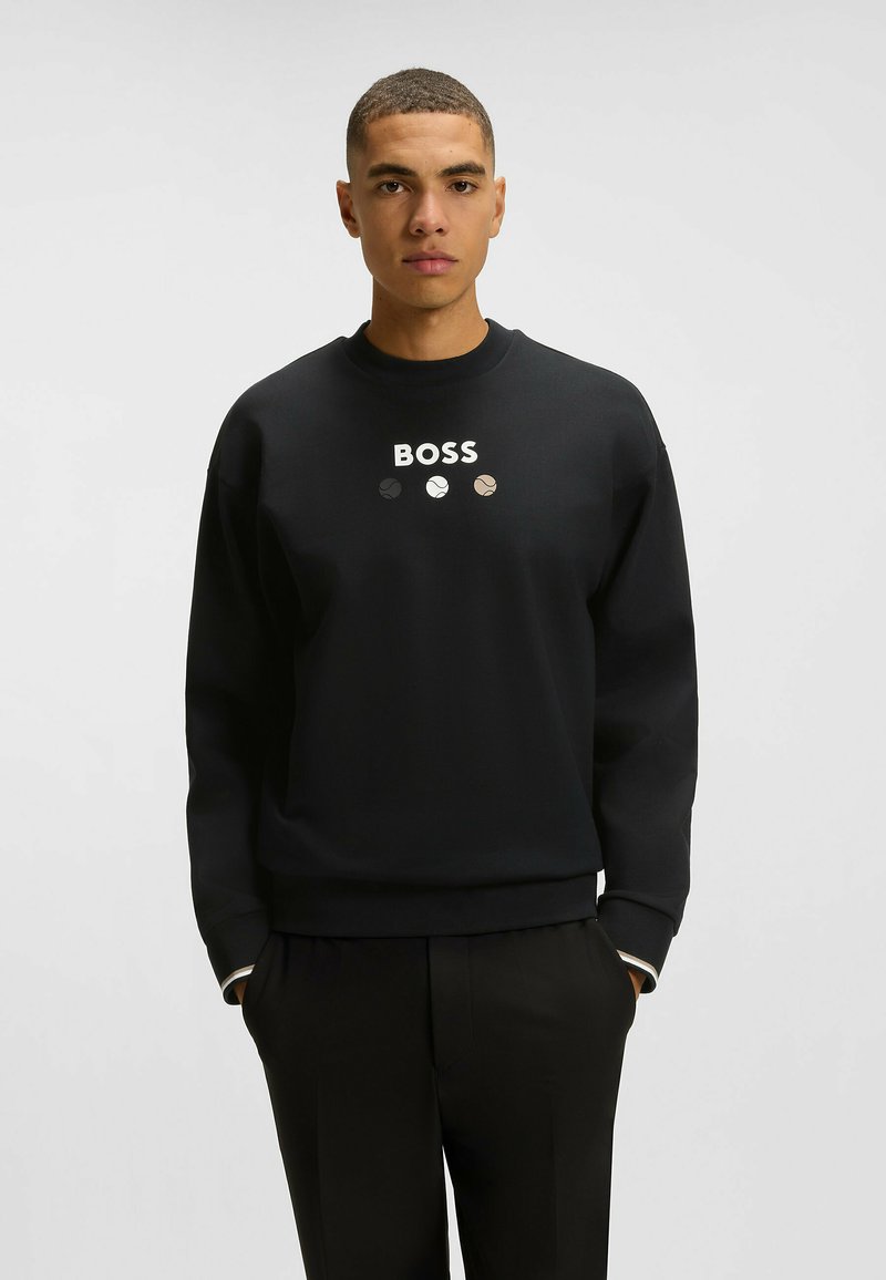 Sudadera negra de algodón con puños y dobladillo de canalé, que presenta la palabra "BOSS" en blanco sobre tres acentos circulares.