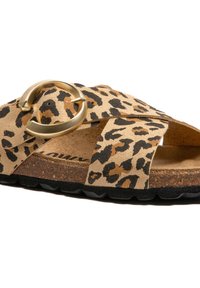 Sandale à glisser avec imprimé léopard, dotée d'une tige en suède beige, d'un design de lanières entrecroisées, d'une boucle circulaire en or et d'une semelle noire texturée.