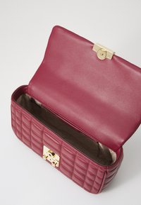 MICHAEL Michael Kors TRIBECA CHAIN - Skuldertasker - mulberry