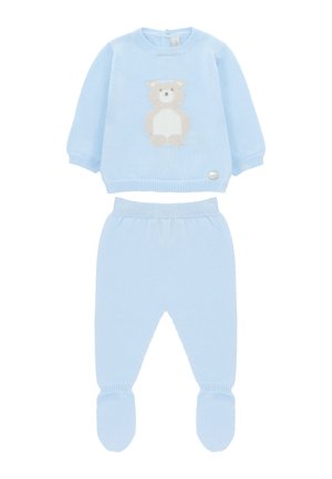 Conjunto de bebé tejido de color azul claro con suéter de manga larga con diseño de osito de peluche y pantalones con pies a juego.