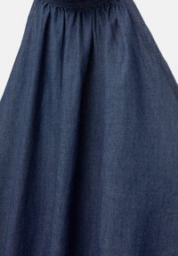 Denimkjol med en samlad midja, slät textur och djupblå färg, som smalnar av försiktigt mot nederkanten.